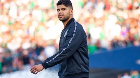 Néstor Araujo en un partido con la Selección