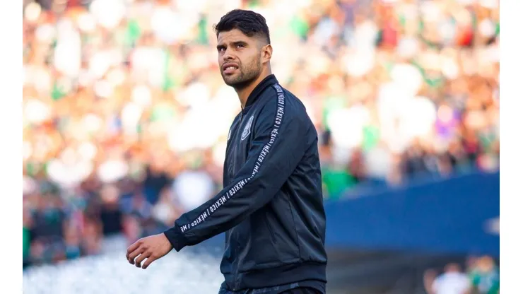 Néstor Araujo en un partido con la Selección