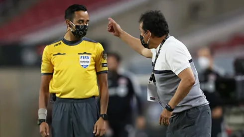 Juan Reynoso se mostró molesto por varias decisiones del silbante