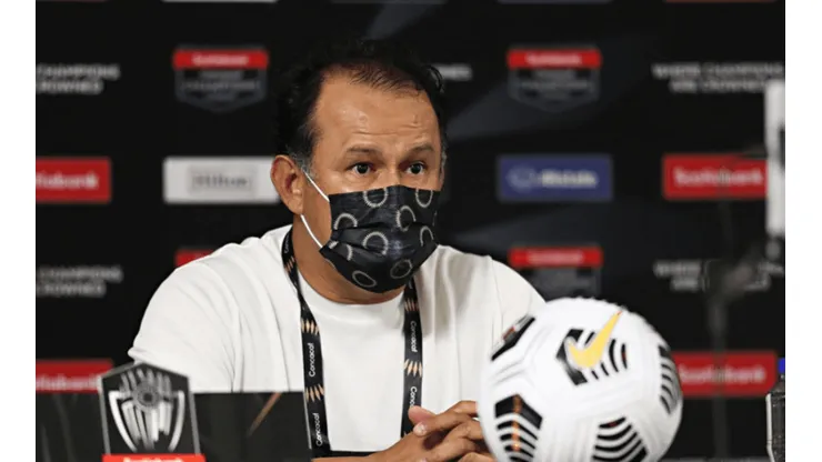 Juan Reynoso en conferencia de prensa