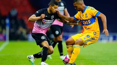 Orbelín Pineda durante un encuentro con Cruz Azul