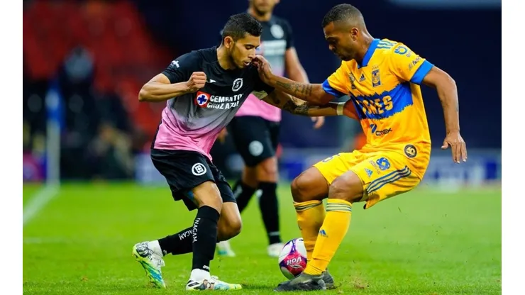 Orbelín Pineda durante un encuentro con Cruz Azul