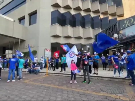 El masivo recibimiento de la afición de Cruz Azul previo al Clásico