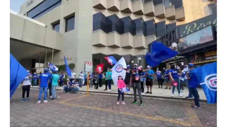 La afición de Cruz Azul previo al Clásico Joven.