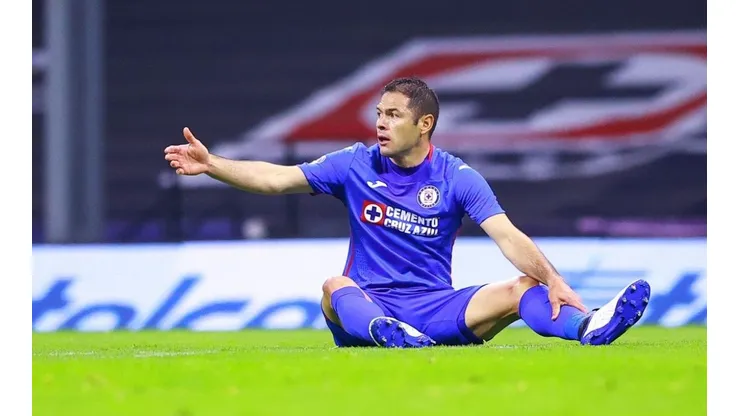 Pablo Aguilar en un partido de Cruz Azul