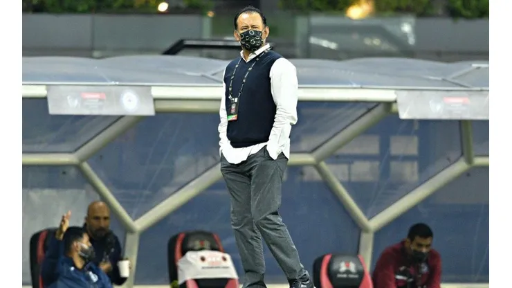 Juan Reynoso en el partido de Cruz Azul