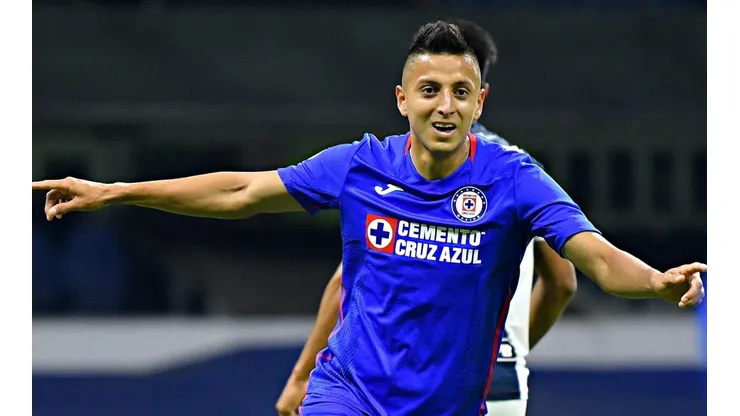 Roberto Alvarado es de las figuras de Cruz Azul.
