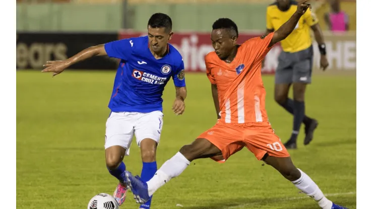 Elías Hernández disputa un balón ante el Arcahaie FC