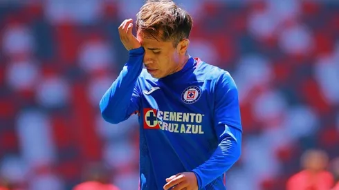 Misael Domínguez en un duelo con Cruz Azul