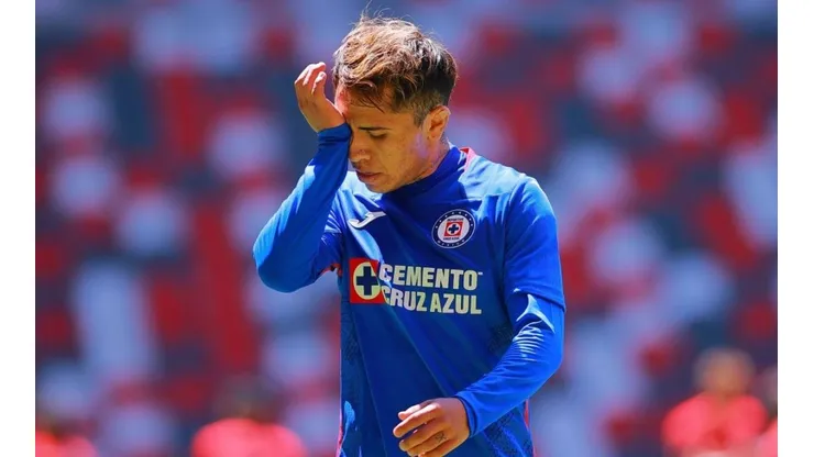 Misael Domínguez en un duelo con Cruz Azul