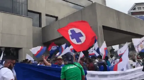 La afición de Cruz Azul recibió al plantel.