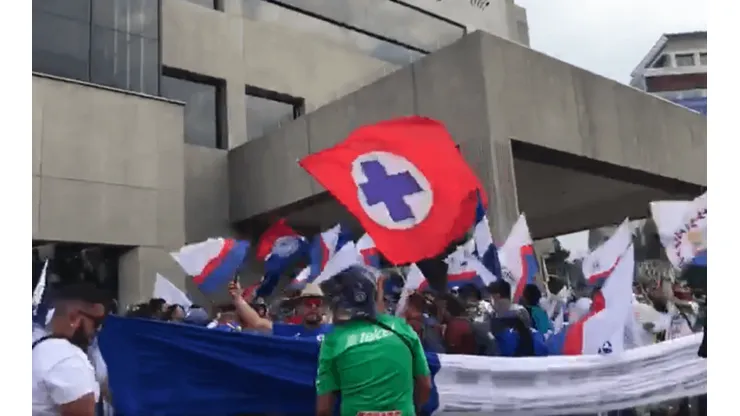 La afición de Cruz Azul recibió al plantel.
