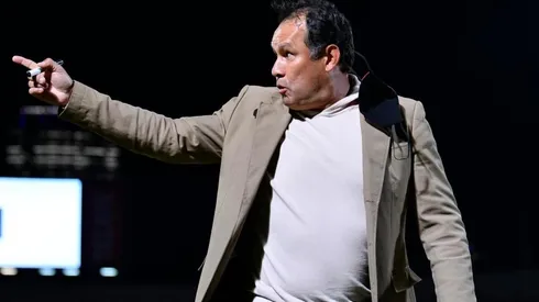 Juan Reynoso en un duelo con Cruz Azul