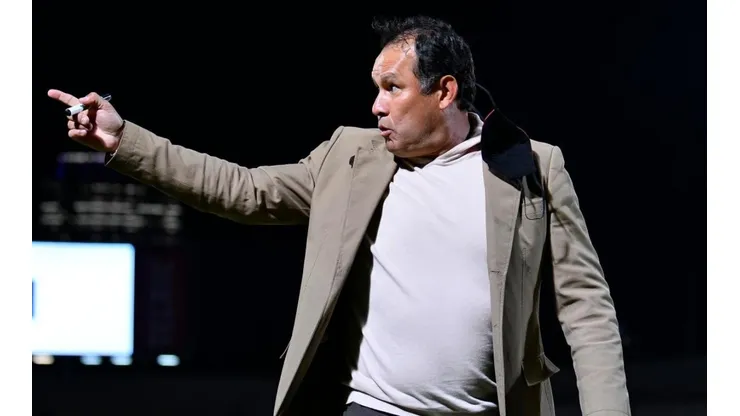 Juan Reynoso en un duelo con Cruz Azul