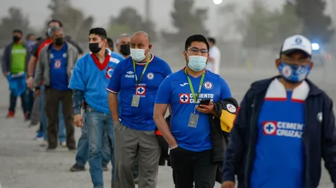 La afición de Cruz Azul entrando al estadio en Cd. Juárez.