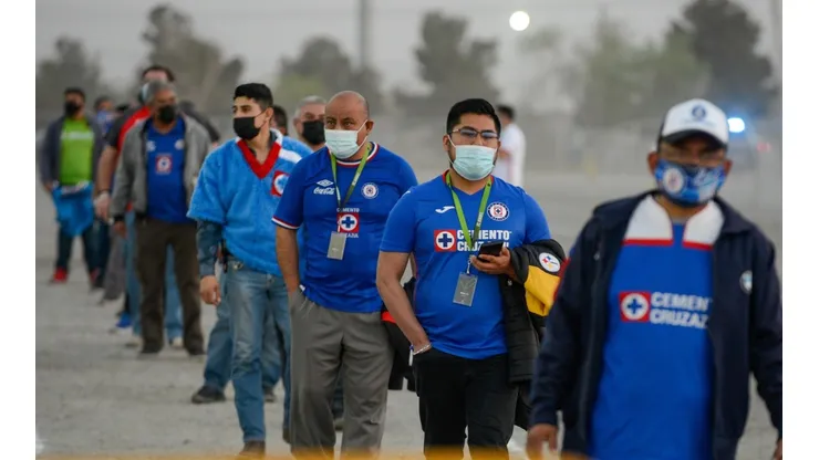 La afición de Cruz Azul entrando al estadio en Cd. Juárez.