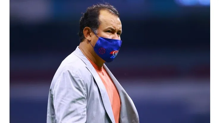 Juan Reynoso en un partido de Cruz Azul