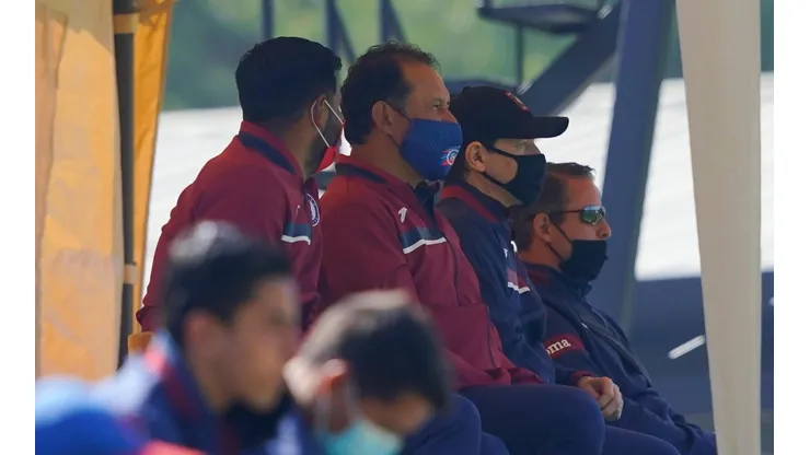 El cuerpo técnico de Cruz Azul se complicó.