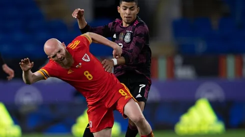 Orbelin Pineda disputa un balón en el duelo ante Gales