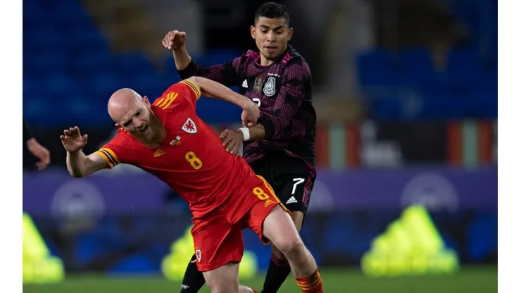 Orbelin Pineda disputa un balón en el duelo ante Gales