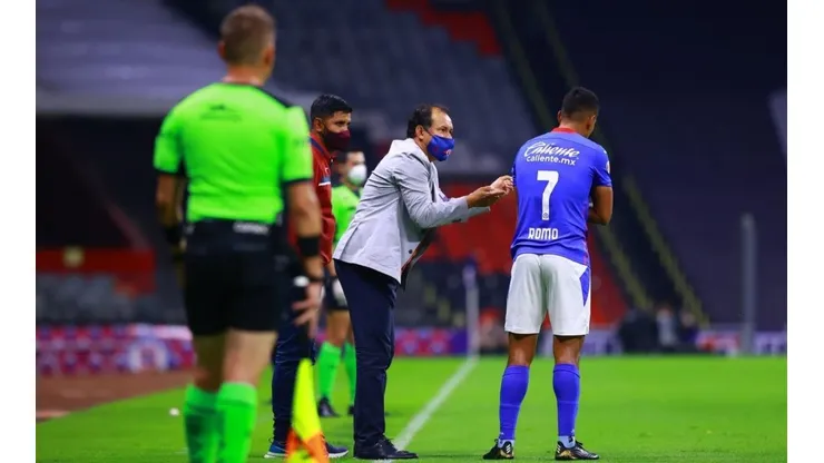 Luis Romo y Juan Reynoso en el partido ante Atlas