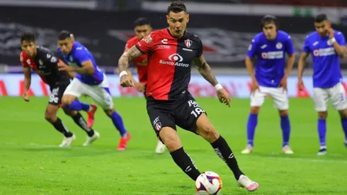 Milton Caraglio en el duelo ante Cruz Azul