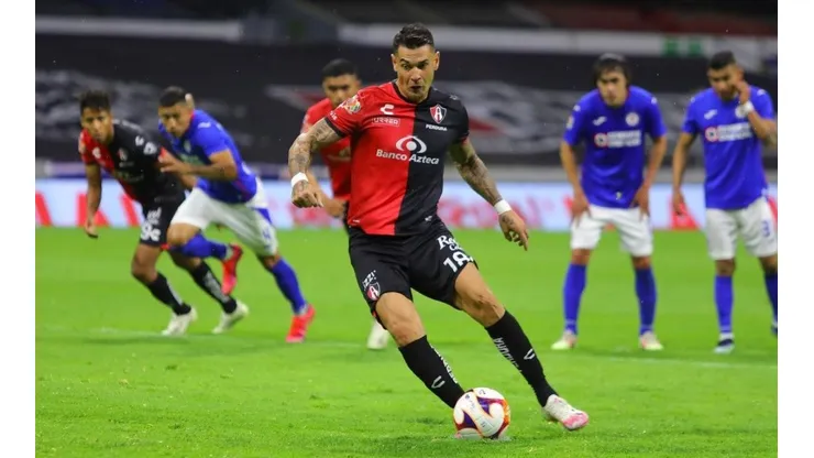 Milton Caraglio en el duelo ante Cruz Azul