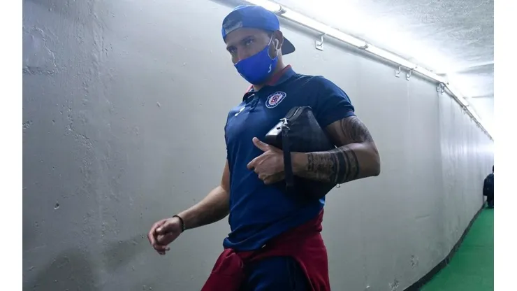 Juan Escobar en su llegada al Estadio Azteca