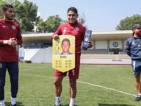 Luis Romo recibe su premio como mejor jugador de febrero