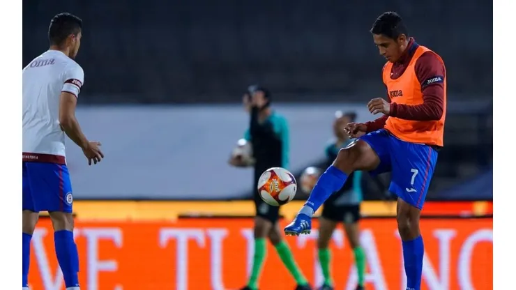 Luis Romo y Orbelin Pineda en un duelo de Cruz Azul