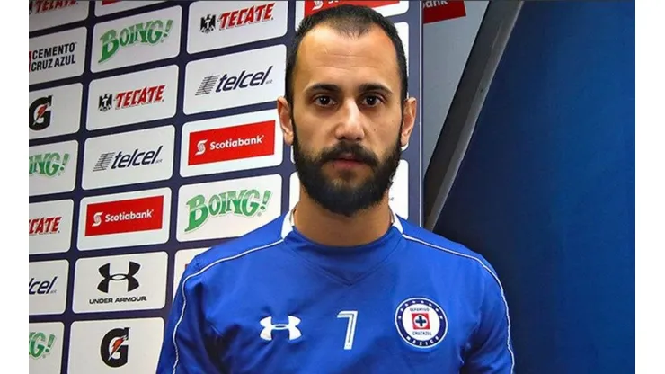 Victor Vázquez en su presentación con Cruz Azul