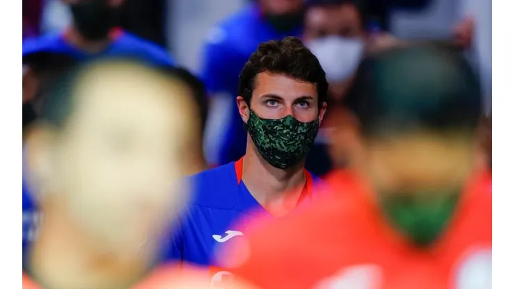 Santiago Giménez en un duelo previo de Cruz Azul