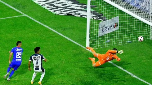 Roberto Alvarado anotó el 1-0 ante Rayados que aventaja a Cruz Azul al descanso.