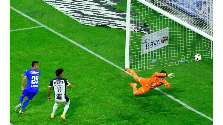 Roberto Alvarado anotó el 1-0 ante Rayados que aventaja a Cruz Azul al descanso.
