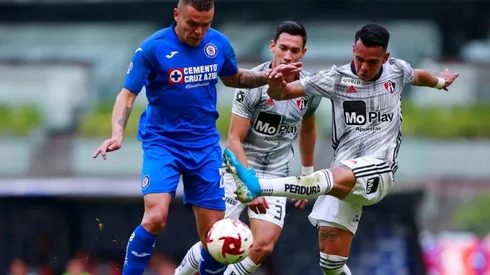 Jonathan Rodríguez en el duelo ante el Altas