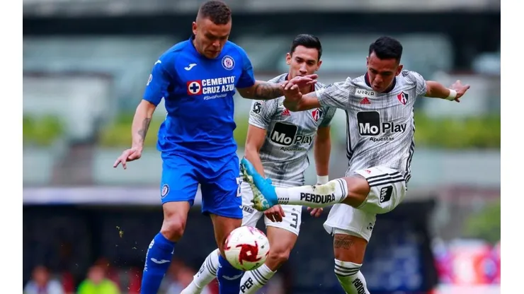 Jonathan Rodríguez en el duelo ante el Altas