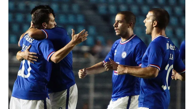 'Chaco' Giménez firmó un doblete en el triunfo de Cruz Azul ante Rayados en el Clausura 2011.