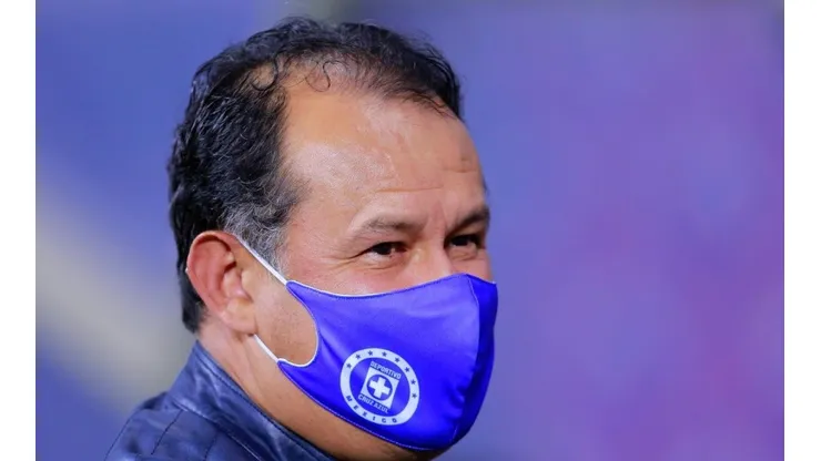 Juan Reynoso en un partido de Cruz Azul en el Guardianes2021