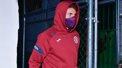 Santiago Giménez en una concentración de Cruz Azul