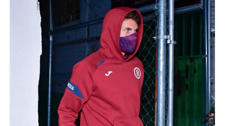 Santiago Giménez en una concentración de Cruz Azul