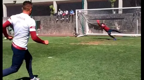 Jonathan Rodríguez se lució en el entrenamiento de Cruz Azul con un golazo al ángulo.