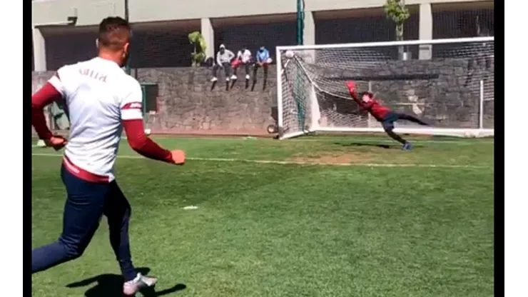 Jonathan Rodríguez se lució en el entrenamiento de Cruz Azul con un golazo al ángulo.