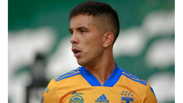 Leo Fernández en un duelo con Tigres