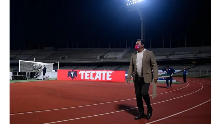 Juan Reynoso en su entrada al Olímpico Universitario