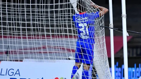 Orbelín Pineda en un partido de Cruz Azul