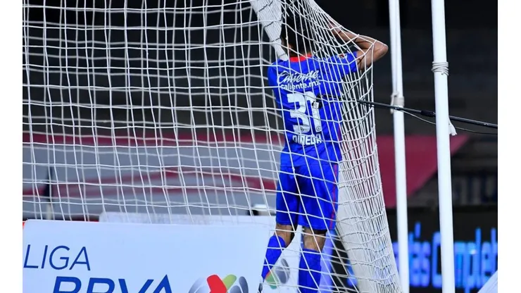 Orbelín Pineda en un partido de Cruz Azul