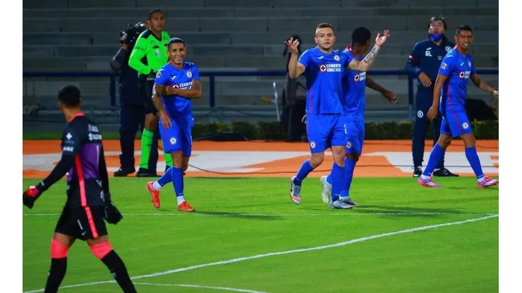 Jonathan Rodríguez en el duelo ante Pumas