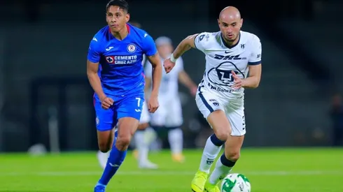 Luis Romo disputa un balón a Carlos González