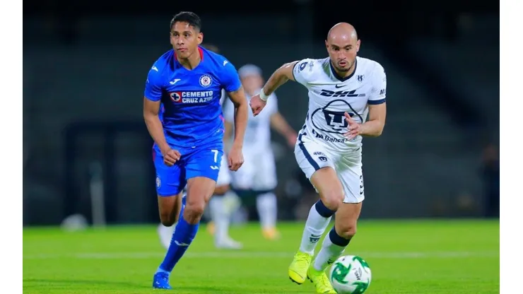 Luis Romo disputa un balón a Carlos González