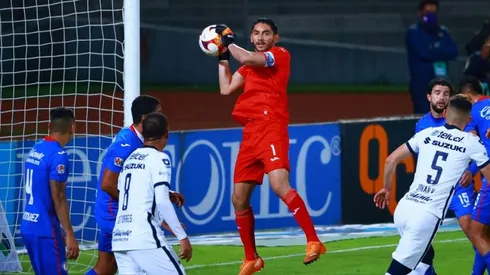 Jesús Corona en el duelo ante Pumas